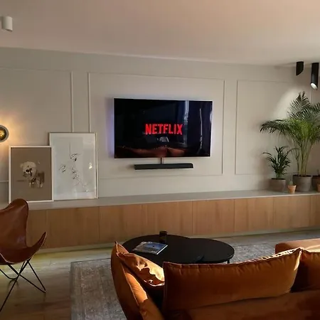 Luxurious & Spacious 2-bedroom Apartment *